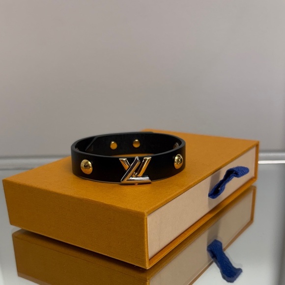 Louis Vuitton Jewelry - 👛Host Pick👛 Louis Vuitton Black and Gold “Twist” Leather Bracelet